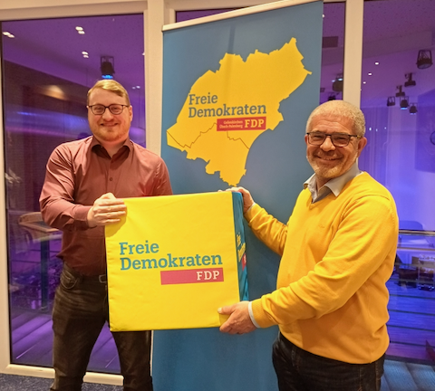Wilfried Kleinen (rechts) übergibt den Vorsitz an Alexander Dorner (links)